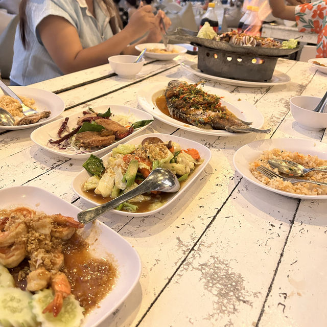 ร้านอาหารต้นสัก เกาะเสม็ด