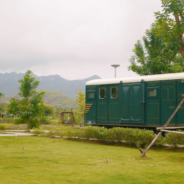 หน้าฝนไปนอนโบกี้รถไฟที่กาญจนบุรี 🚃🍃🌧️