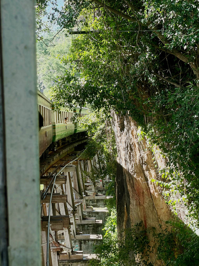 ชุ่มช้ำกันที่สะพานรถไฟสายมรณะ