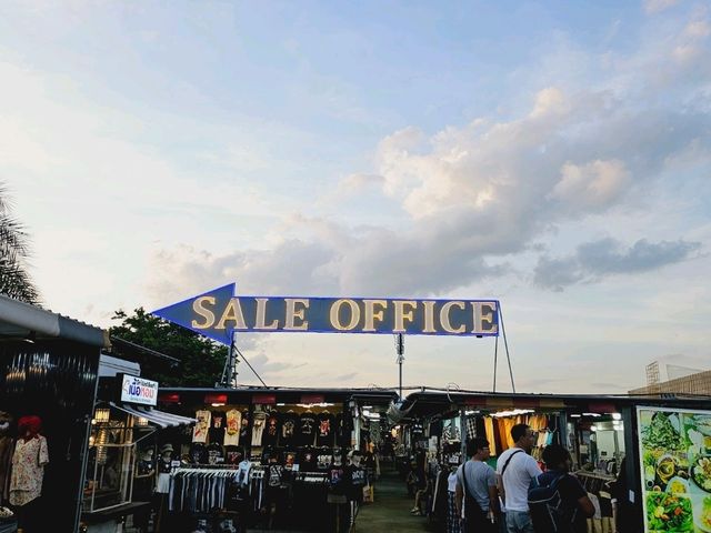 ตลาดนัดรถไฟศรีนครินทร์ Train Night Market