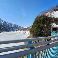 四月融雪的黑部湖，冰雪與湖水交織的絕美景致