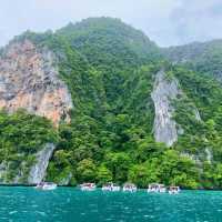 🌊 Enjoy the Natural Beauty of Phi Phi Island🏝️