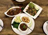 ร้านหัวสะพาน ร้านอาหารเหนือแบบโลคอลในอ.บ่อเกลือ
