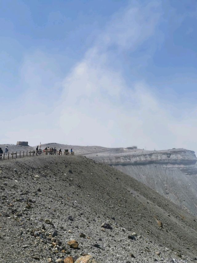 ภูเขาไฟอะโซะ เป็นภูเขาไฟที่ยังคุกรุ่นอยู่