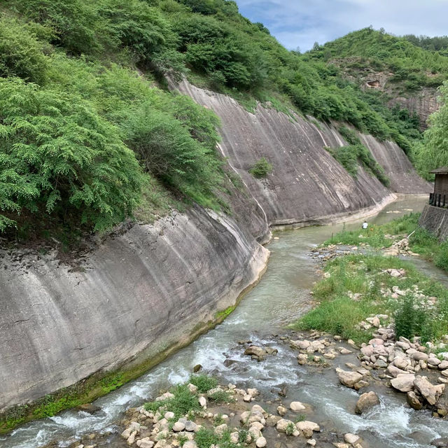 巖山：風光明媚的自然寶庫 ⛰️🌄
