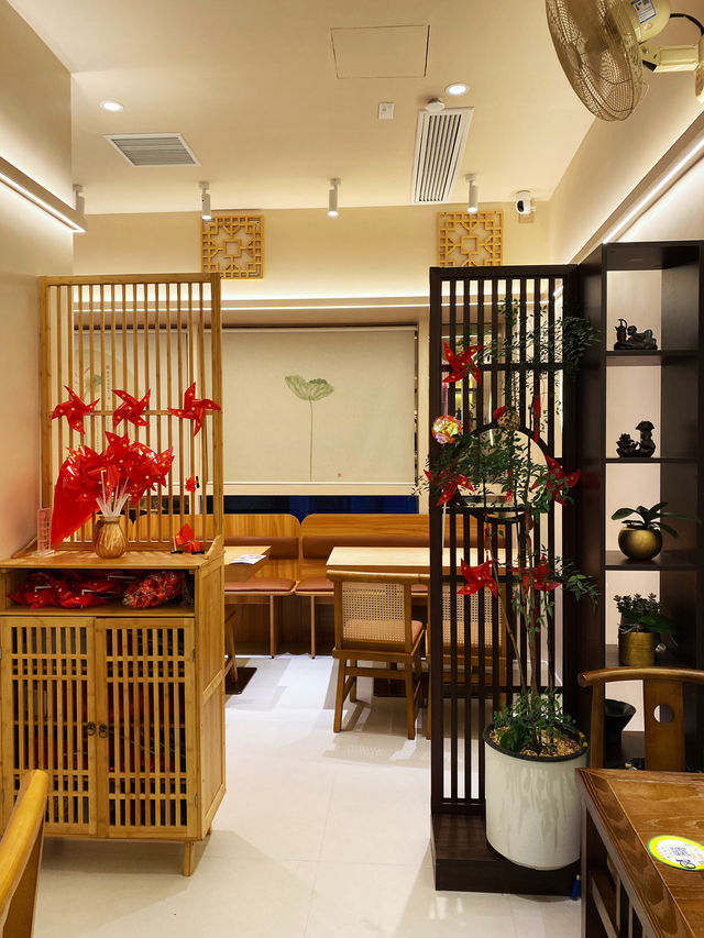 Vegetarian restaurant facing The Big Buddha Temple 🥗