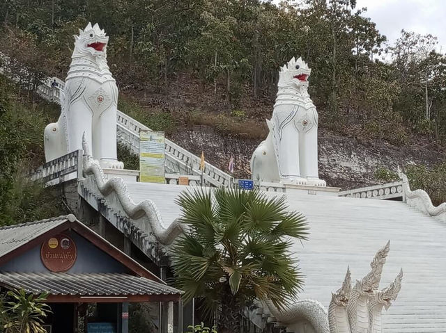 Midday trip at Wat Phra That Mae Yen