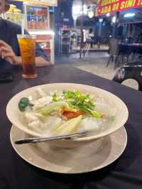Edaman Seafood: Best Vibes and Delicious White Tom Yum Noodles! 