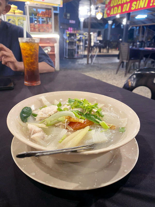 Edaman Seafood: Best Vibes and Delicious White Tom Yum Noodles! 