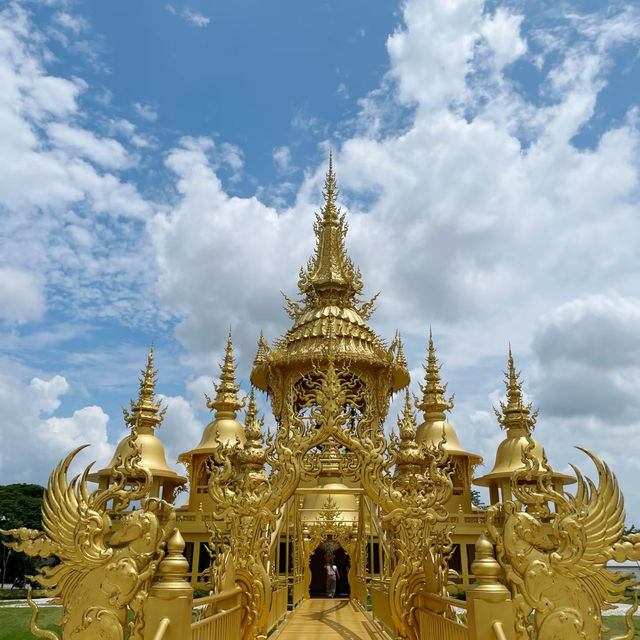 Wat Thepleela：金碧輝煌中的花園秘境 🌺