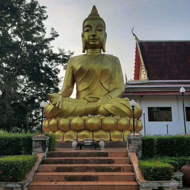 ชมโบสถ์และกราบพระพุทธรูปสมัยสุโขทัย