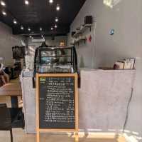 邊喝咖啡、邊抱蛇、邊摸象龜！超有趣的爬蟲友善店：爬寵咖啡