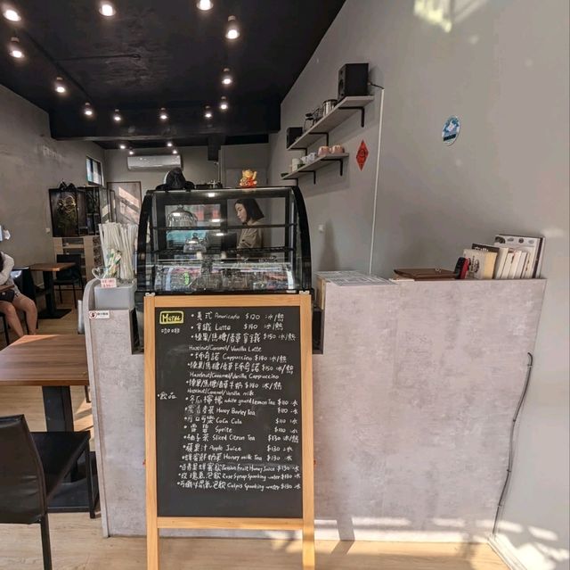 邊喝咖啡、邊抱蛇、邊摸象龜！超有趣的爬蟲友善店：爬寵咖啡