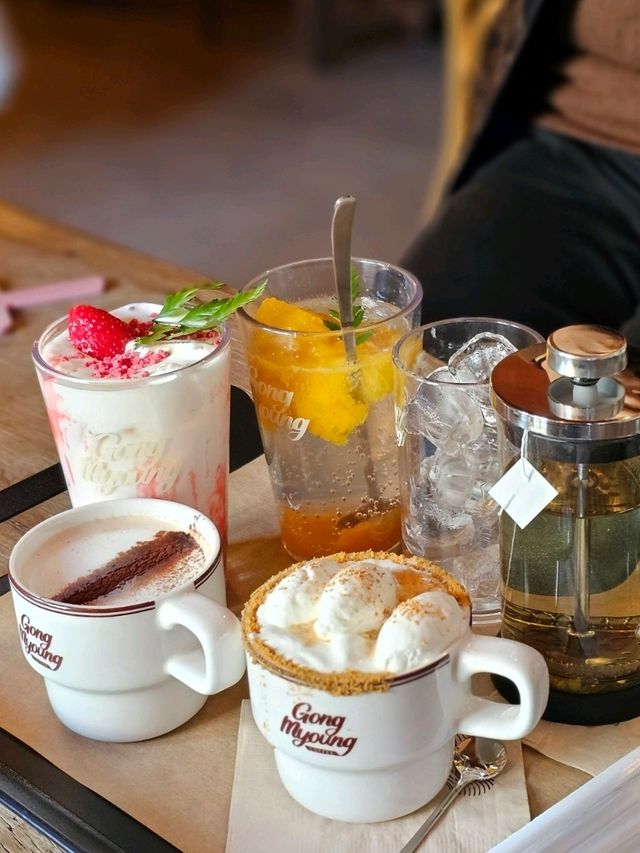 클래식한 분위기가 좋은 홍대 카페 ☕️