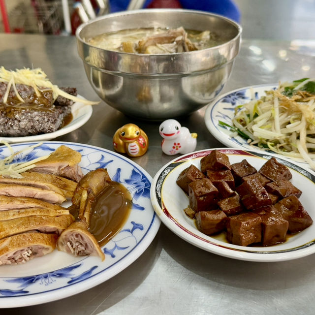 高雄金城鴨肉麵專賣店.在大立百貨公司正對面.美食小吃值得推薦大家