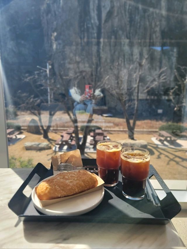 절벽뷰와 벚꽃나무가 멋진 밀양카페💛