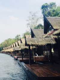 พักผ่อนกลางสายน้ำ ที่ The FloatHouse River Kwai