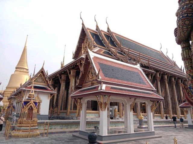 ชมพุทธศิลป์ในวัดพระศรีรัตนศาสดาราม✨️