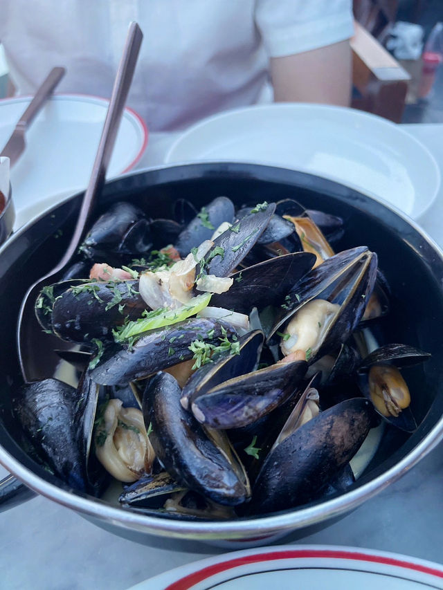 ร้านอาหารเบลเยี่ยม บน Rooftop bar ชั้น 32 