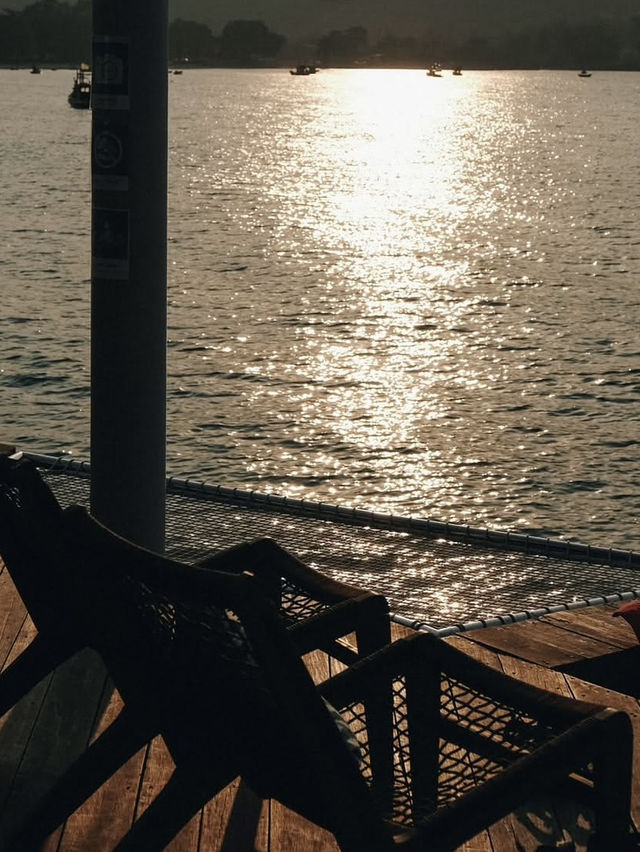 นั่งมองวิวทะเลแล้วมันฮีลใจ 🧡🌊