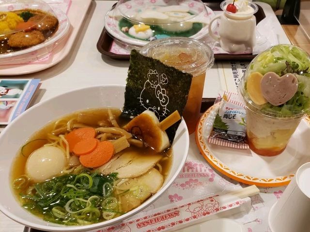 【東京/多摩】駅からピューロランドまで続くサンリオの世界！