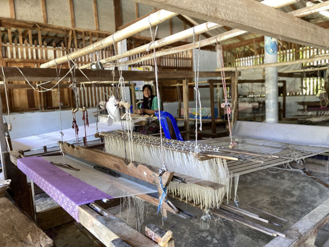 กลุ่มสตรีทอผ้าบ้านท่ากระจาย