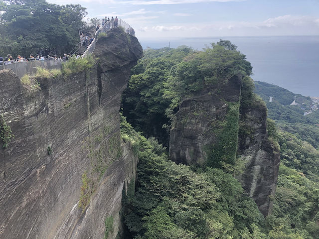 【鋸山｜のこぎりやま｜千葉県富津市】 スリル満点！“地獄のぞき”と絶景が楽しめる、房総半島の人気スポット