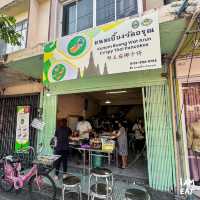 ขนมเบื้องแผ่นยักษ์ตอกไข่ในตำนานกว่า70ปี