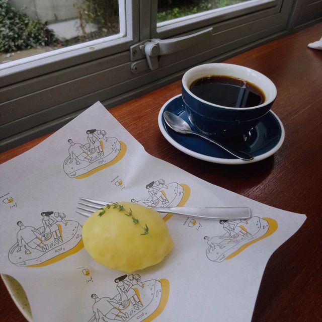 清邁大學旁充滿設計特色的早餐店， Flour Flour
