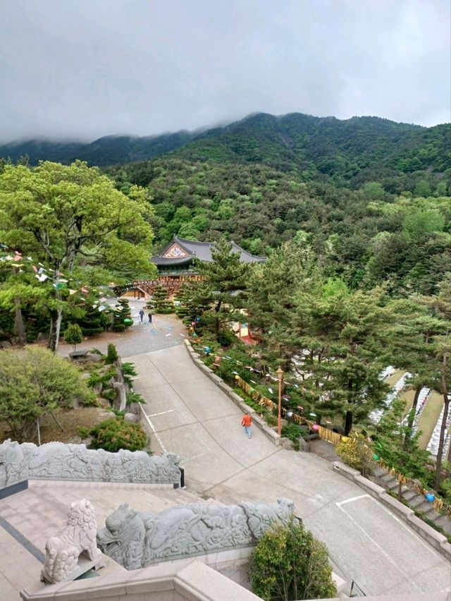 산속에 숨어 있는 알록달록 단청 사찰