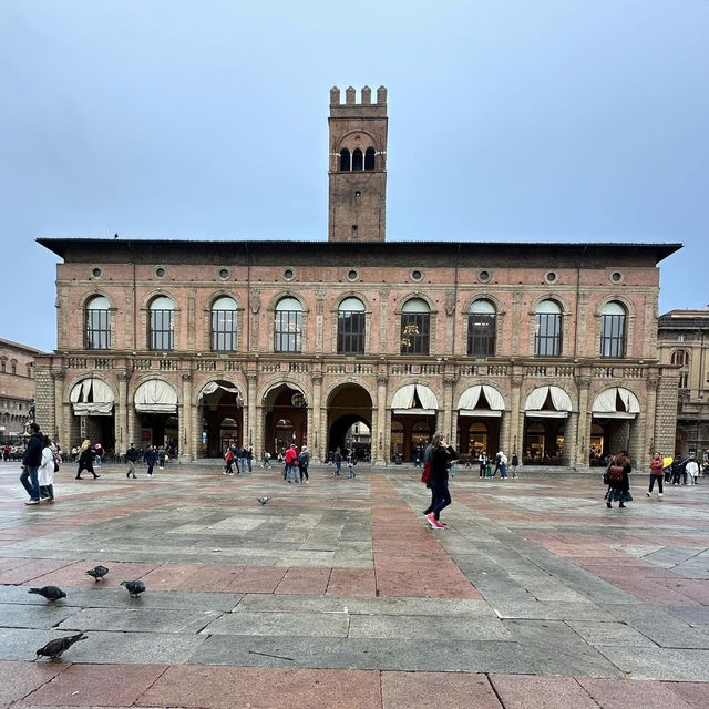 🍝🏛️ *"Bologna La Grassa: A Feast of Porticoes, Piazza & Ragù"* ✨🇮🇹