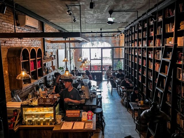Hidden gem for coffee lovers & bookworms ☕📚