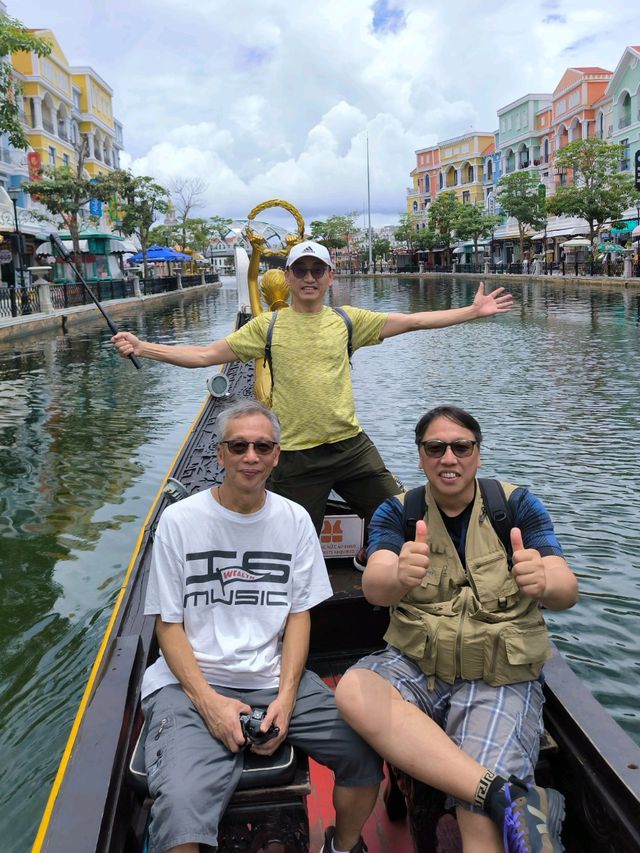 【Gondola Water Taxi】沿岸有瑰麗色彩之排屋可供欣賞！
