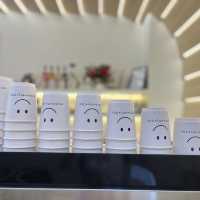 คาเฟ่โทนมินิมอลอบอุ่น ใจกลางกระบี่
