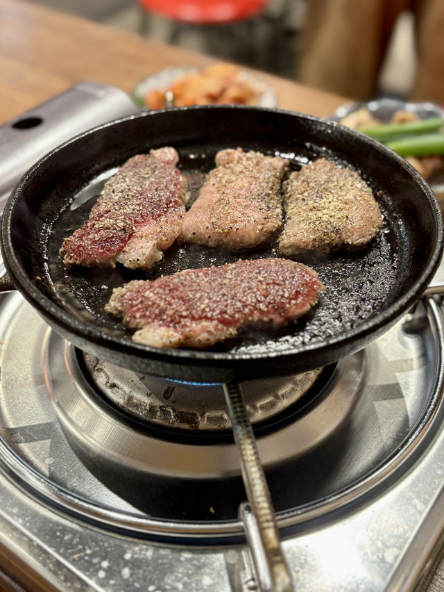 【大阪・天満】コスパと肉料理が自慢の居酒屋「ホルモン酒場 伝助 天満2号店」