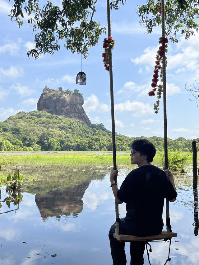 🦁斯里蘭卡狮子岩遠眺攻略｜免爬山也能拍出絕美大片！對岸咖啡廳輕鬆出片☕📸
