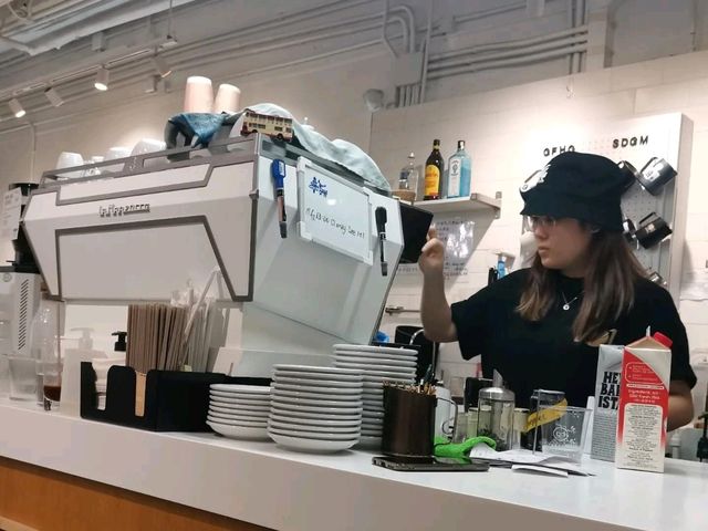 北角油街藝術遊☕️！薄荷朱古力+拉花😍！估下係咩？