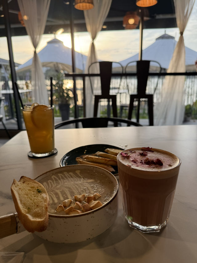 ; Scenic Bites by the Lake.✨🌸