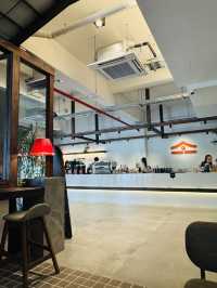 คาเฟ่ชิคๆ ในสนามแบด “Kuru Coffee House”