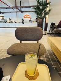 คาเฟ่ชิคๆ ในสนามแบด “Kuru Coffee House”