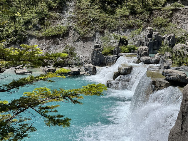 玉龍雪山藍月谷 風景如畫 防止高原反應做好準備 但啲遊客有啲恐怖