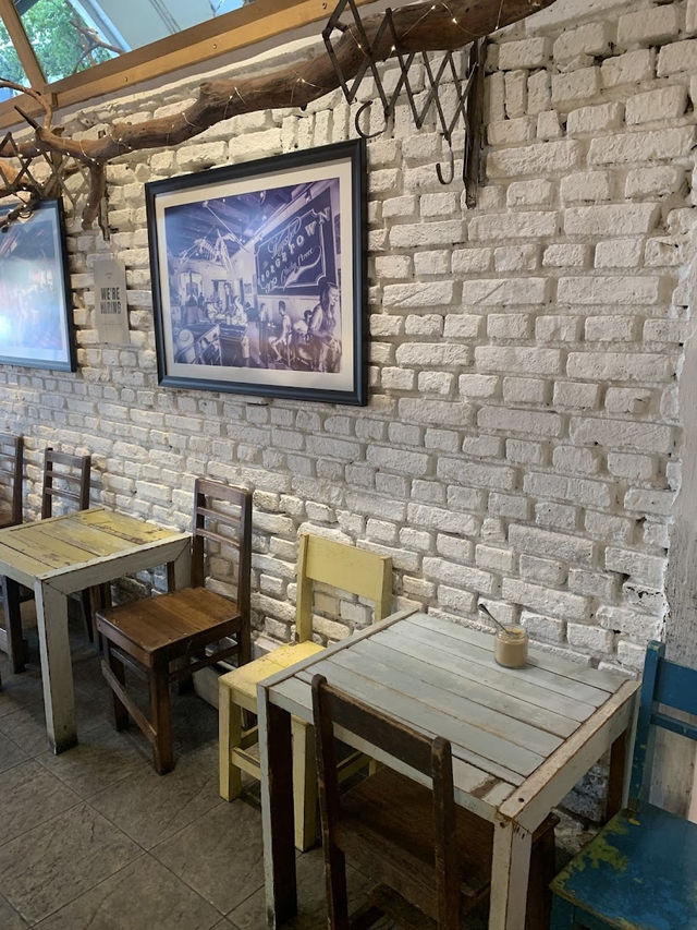 The Mugshot Cafe Bagels, Brews & Heritage Vibes in George Town