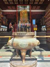 A Quiet Pause in the Heart of Chinatown Buddha Tooth Relic Temple