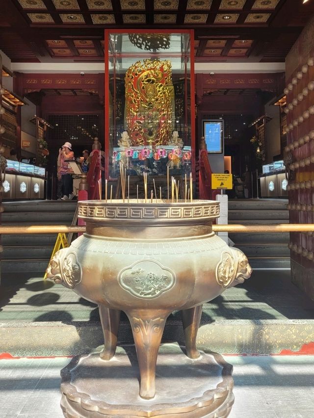 A Quiet Pause in the Heart of Chinatown Buddha Tooth Relic Temple