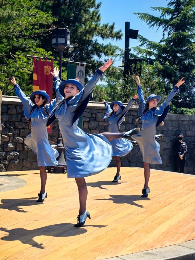“Parade of Wonders: Where Minions, Dragons & Heroes Come to Life!