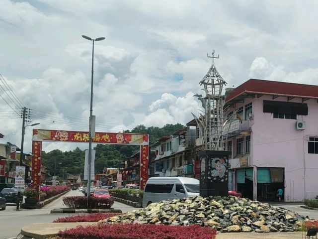 Bau: Discovering the Allure of Azure Lakes and Historic Charms