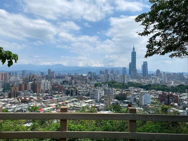 Thumbs Up for Views at Muzhi Mountain Horseshoe Platform