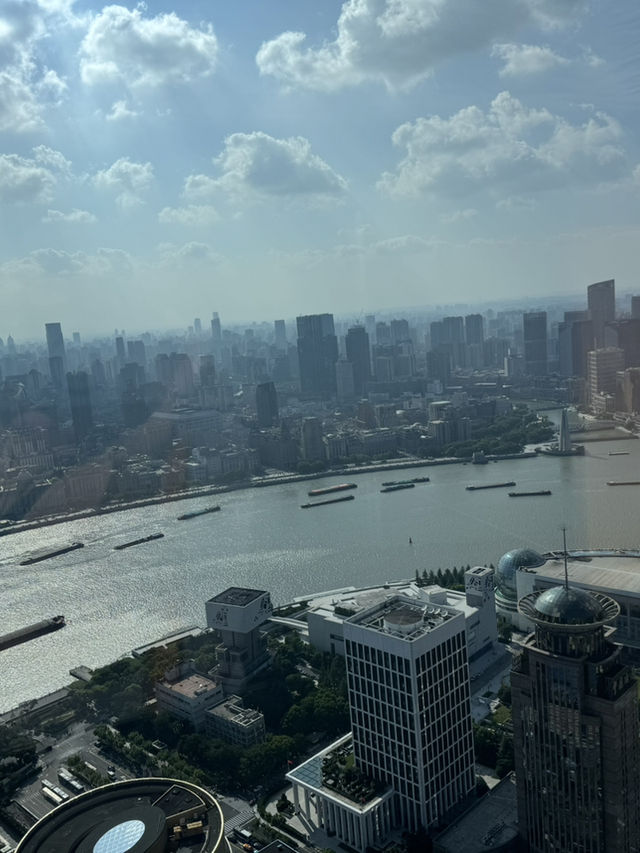 上海浦東麗思卡爾頓酒店 52 樓下午茶，高空之上的優雅食光