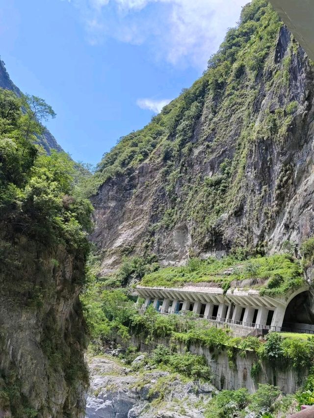 花蓮九曲洞翠綠峽谷大自然美景