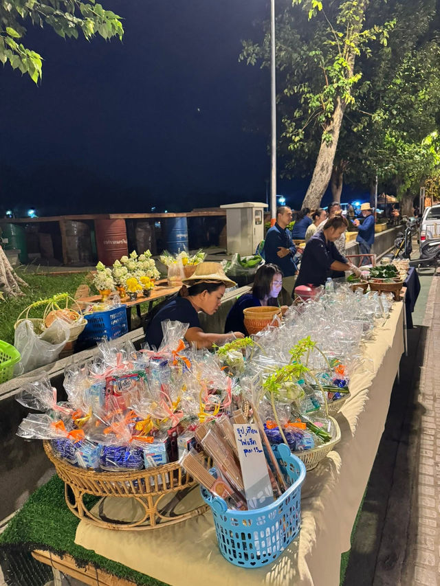 ตักบาตรรับอรุณ ณ วัดพระใหญ่ เมืองสองแคว 🙏